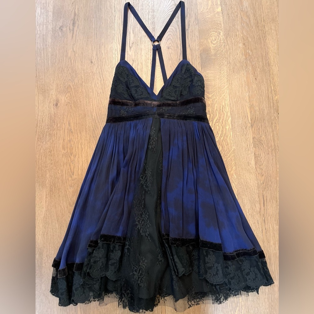 Ecote Alexandra Mini Dress with V neck and Cross Back in Navy and Black, small